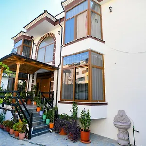 Rivaaa 3*, Berat Albanie